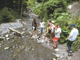 Studentio in escursione lungo il torrente Dolo - Foto Andrea Serra 